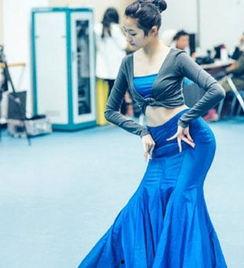 明星成果腿,腿长如竹，魅力四溢的时尚偶像