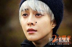 白头发明星叫什么,揭秘白发明星的璀璨人生