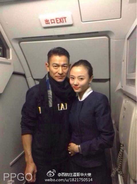 空姐和明星拍照,空姐与明星的精彩合影瞬间